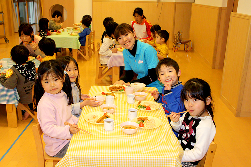 昼 食